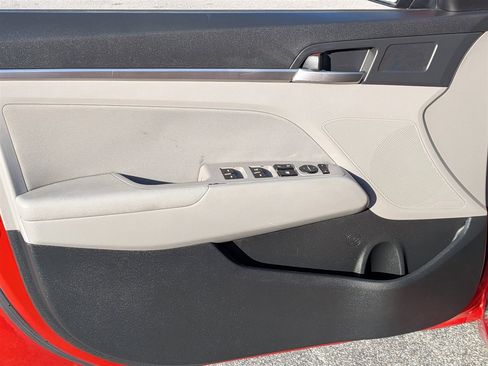 Used 2020 Hyundai Elantra SEL image 12