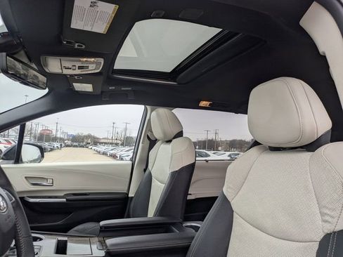 Used 2025 Toyota Sienna Platinum image 25