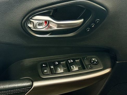 Used 2019 Jeep Cherokee Limited image 19