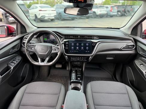 Used 2022 Chevrolet Bolt EUV LT w/ Comfort Package FWD image 2