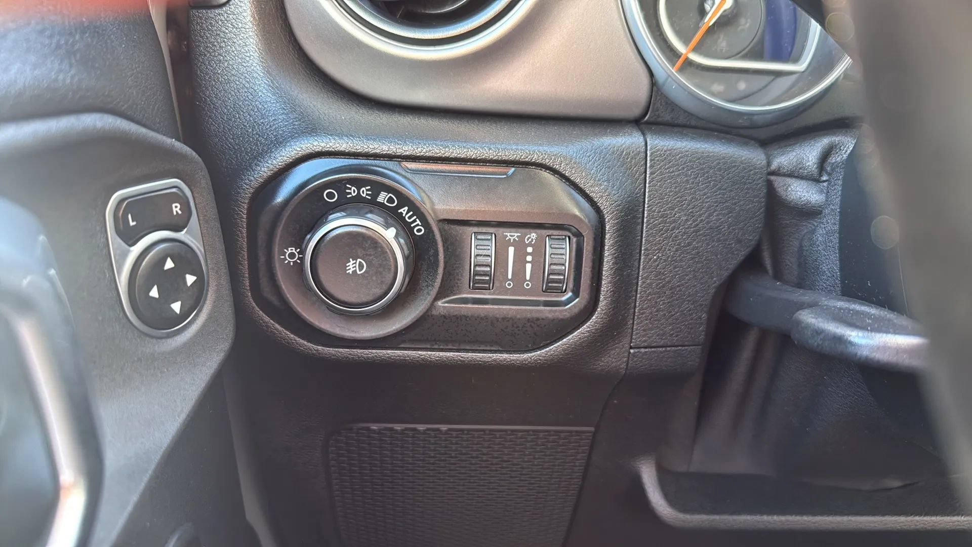 Used 2020 Jeep Wrangler Sport AWD/4WD image 35