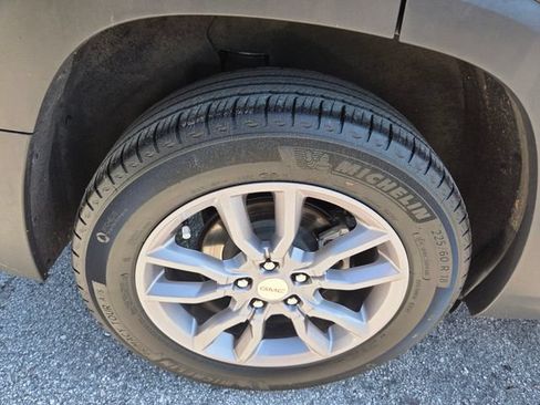 Used 2024 GMC Terrain SLT AWD/4WD image 19