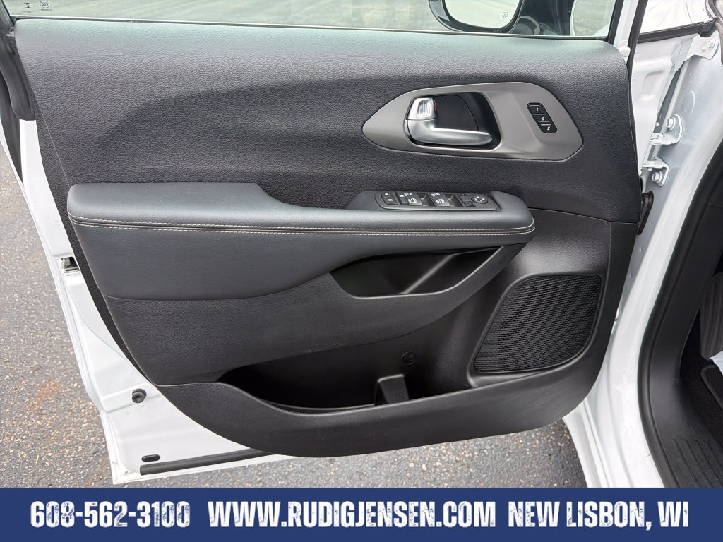 Used 2025 Chrysler Pacifica Select FWD image 10