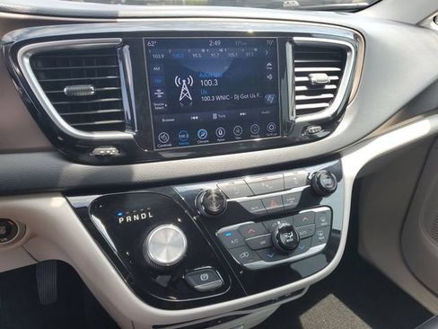 Used 2018 Chrysler Pacifica Touring-L Plus FWD image 13
