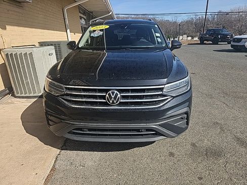 Used 2023 Volkswagen Tiguan SE image 2