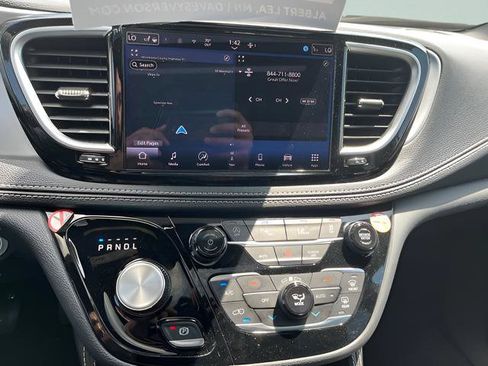 Used 2025 Chrysler Pacifica Limited FWD image 11