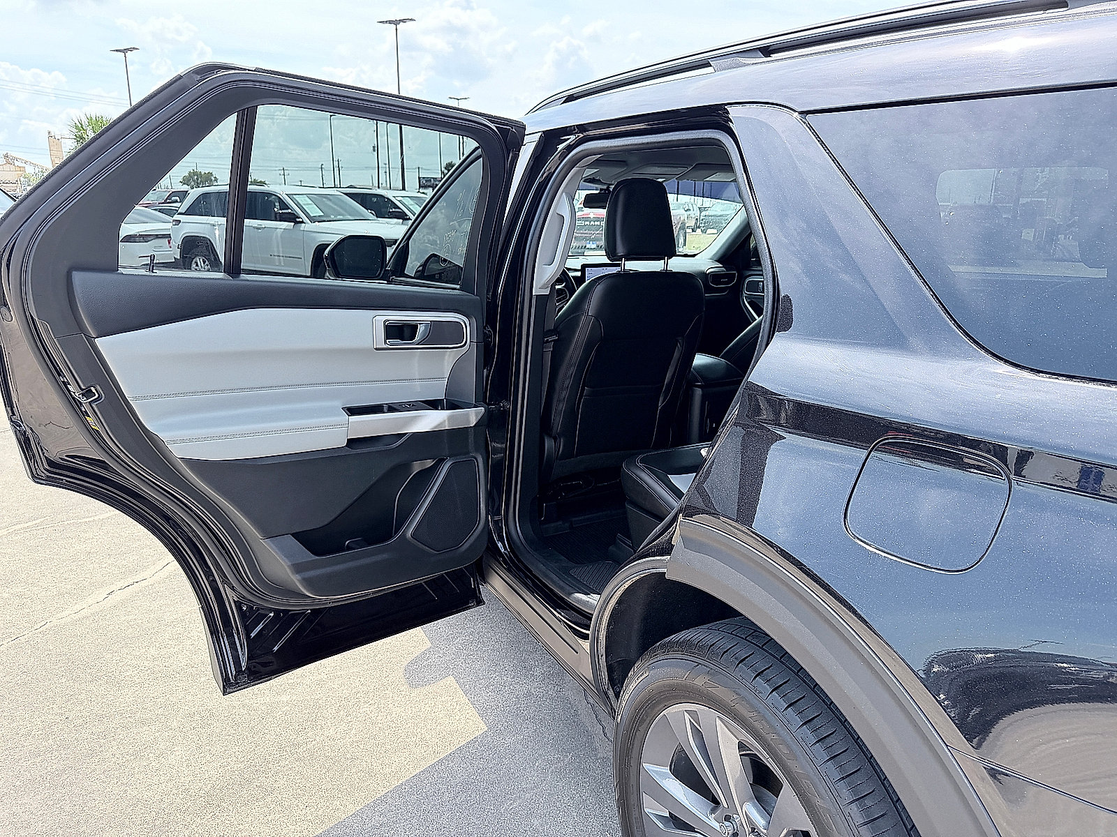 Used 2022 Ford Explorer XLT w/ Equipment Group 202A AWD/4WD image 19