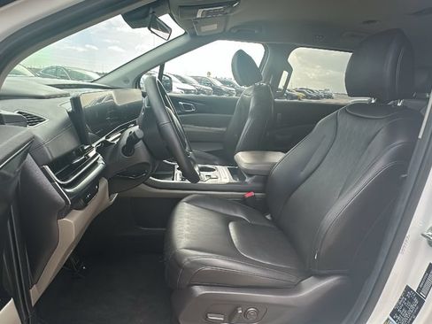 Used 2026 Kia Carnival FWD image 4