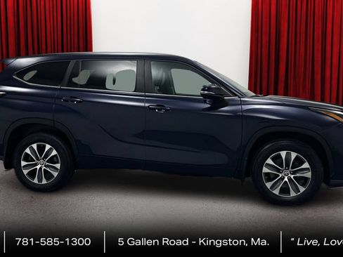 Used 2024 Toyota Highlander XLE AWD/4WD image 4