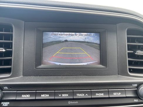 Used 2020 Hyundai Elantra SE FWD image 11