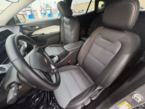 Used 2025 Chevrolet Trax LT w/ LT Convenience Package image 34