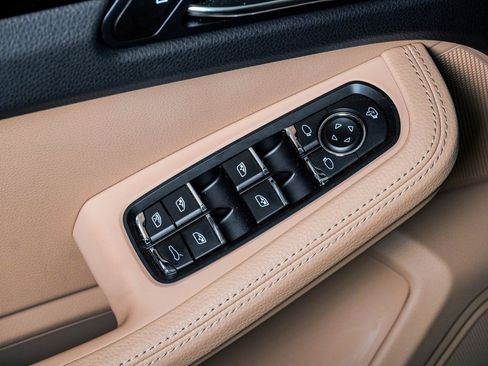 Certified 2025 Porsche Macan image 26