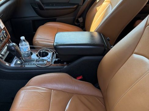 Used 2014 Chevrolet Traverse LT image 2