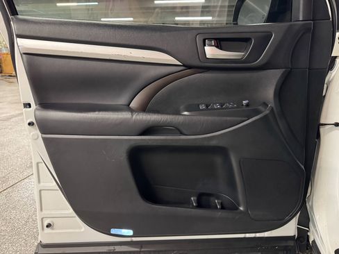 Used 2019 Toyota Highlander XLE image 15