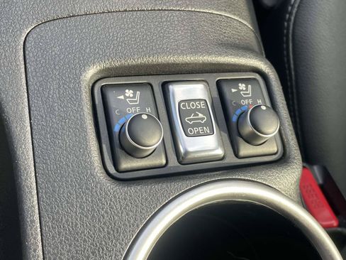Used 2018 Nissan 370Z Touring RWD image 18