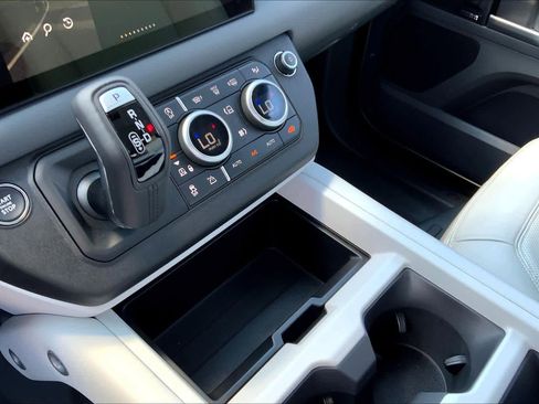 New 2025 Land Rover Defender 130 X-Dynamic SE image 7