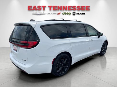 Used 2025 Chrysler Pacifica Limited FWD image 3