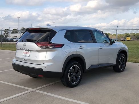 Used 2025 Nissan Rogue SV image 5