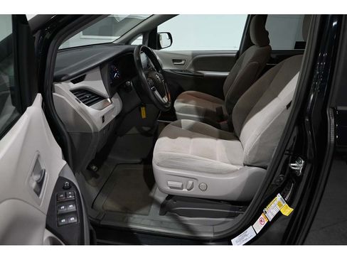 Used 2018 Toyota Sienna LE FWD image 13