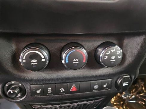 Used 2018 Jeep Wrangler Unlimited Sahara w/ Connectivity Group AWD/4WD image 17