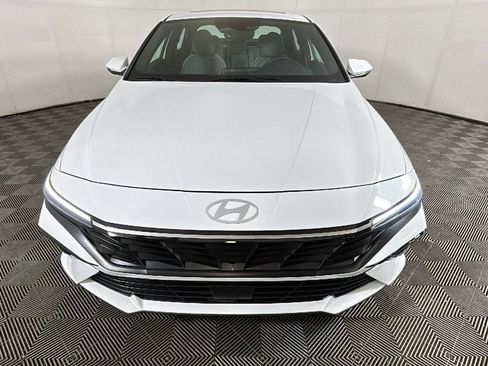 Certified 2025 Hyundai Elantra Limited FWD image 8