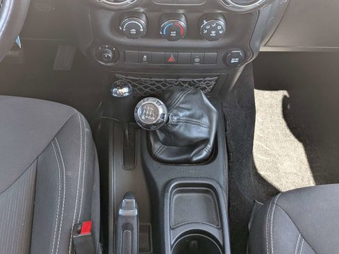 Used 2017 Jeep Wrangler Unlimited Sahara w/ Connectivity Group AWD/4WD image 19