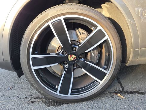 Used 2023 Porsche Cayenne Platinum Edition image 28
