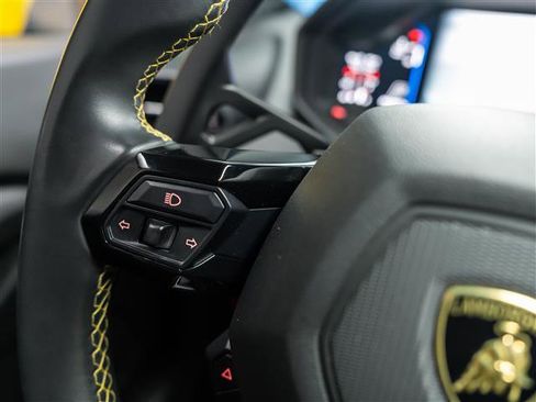 Used 2020 Lamborghini Huracan EVO image 17