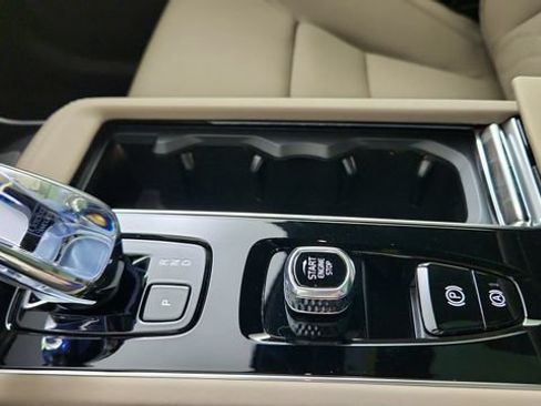 New 2026 Volvo XC90 T8 Plus w/ Protection Package Premier AWD/4WD image 17