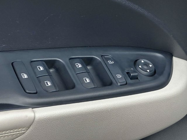 Used 2025 Hyundai Venue Limited FWD image 17