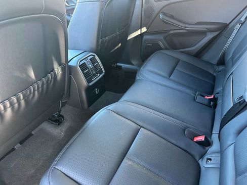 Certified 2025 Porsche Macan image 14