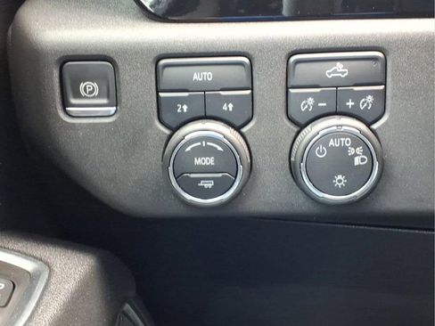Used 2025 Chevrolet Silverado 1500 LT AWD/4WD image 22
