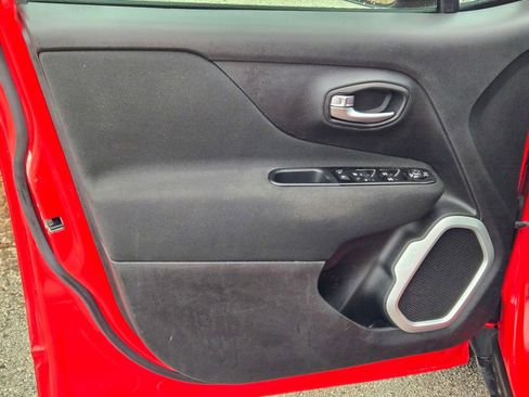 Used 2019 Jeep Renegade Latitude w/ Cold Weather Group image 28