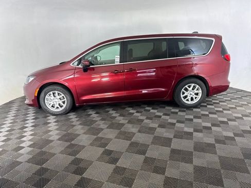 Used 2023 Chrysler Voyager LX FWD image 8