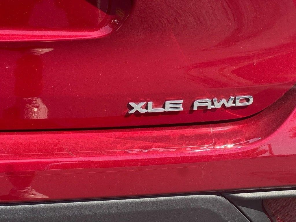 Used 2022 Toyota Highlander XLE AWD/4WD image 6
