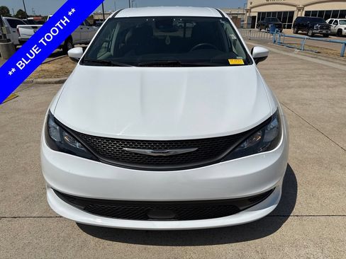Used 2023 Chrysler Voyager LX FWD image 2
