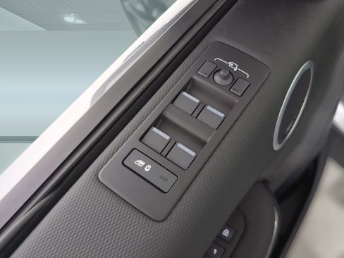 Certified 2025 Land Rover Discovery Dynamic SE image 11