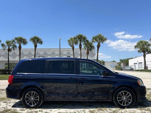 Used 2017 Dodge Grand Caravan SXT FWD image 4