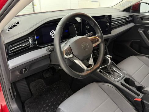 Used 2025 Volkswagen Jetta SE FWD image 8