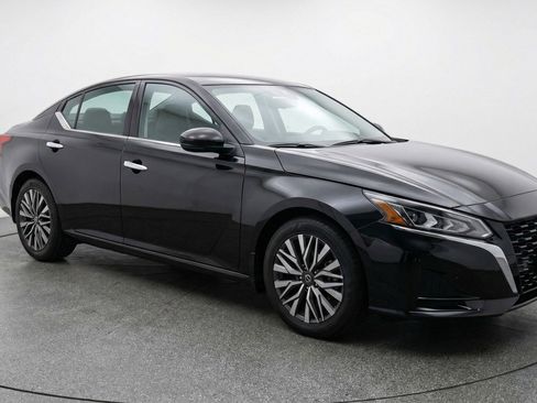 Used 2025 Nissan Altima 2.5 SV image 1