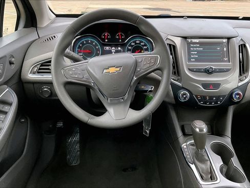 Used 2017 Chevrolet Cruze LT image 14