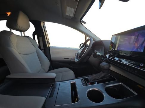 Certified 2025 Toyota Sienna LE FWD image 14