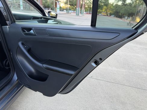 Used 2011 Volkswagen Jetta S image 12