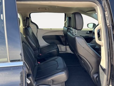 Used 2024 Chrysler Pacifica Touring-L FWD image 19