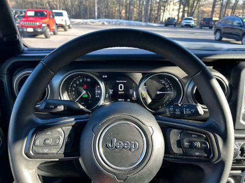 Used 2023 Jeep Wrangler Unlimited w/ Cold Weather Group image 15