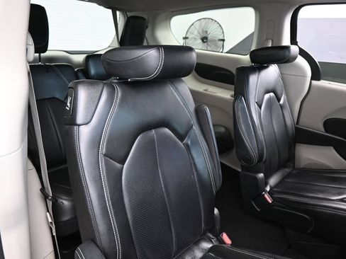 Used 2023 Chrysler Pacifica Touring-L FWD image 38