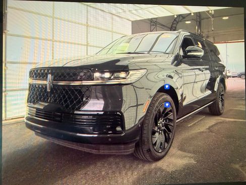 Used 2025 Lincoln Navigator L Reserve w/ Jet Appearance Package AWD/4WD image 11