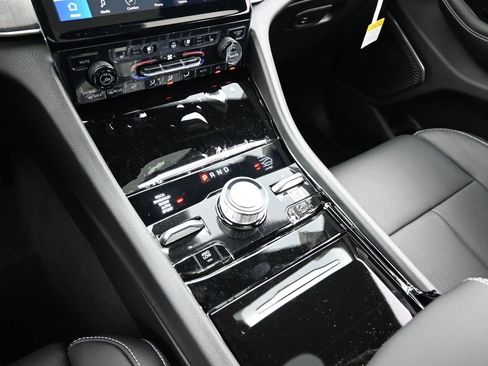 Used 2024 Jeep Grand Cherokee Overland w/ Luxury Tech Group IV image 15