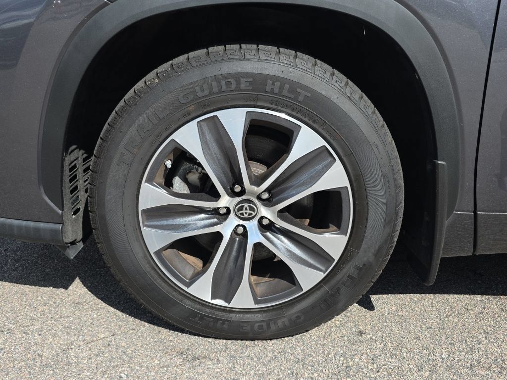 Used 2023 Toyota Highlander XLE AWD/4WD image 22