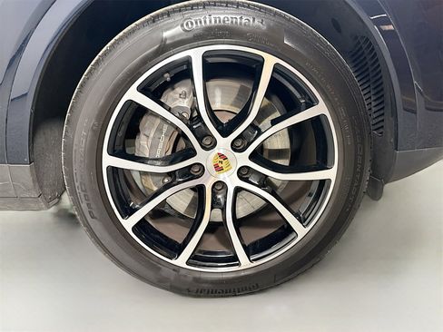 Certified 2023 Porsche Cayenne Platinum Edition image 14